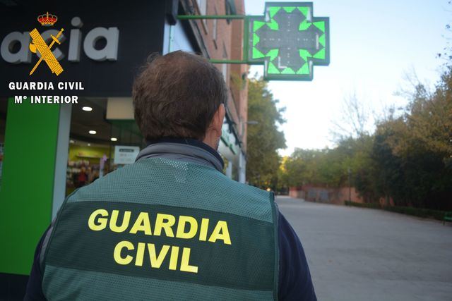 guardia civil en farmacia