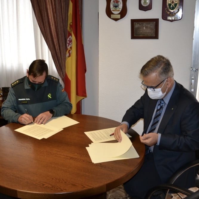 El Coronel Tienda por la Guardia Civil y Manuel Galván por el Colegio de Farmacéuticos firman el protocolo del Plan Mayor de Seguridad