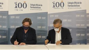 Firma del convenio entre el presidente de Farmamundi, Ricard Troiano i Gomà y el presidente del Colegio Oficial de Farmacéuticos de Tenerife, Manuel Ángel Galván González