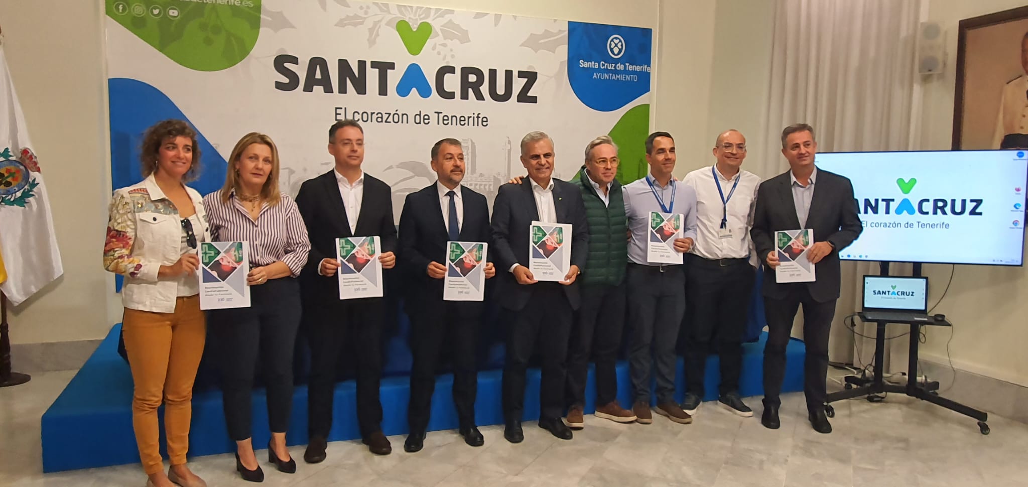 Representantes institucionales y profesionales durante la presentación del proyecto Farmacias cardioprotegidas en Santa Cruz de Tenerife