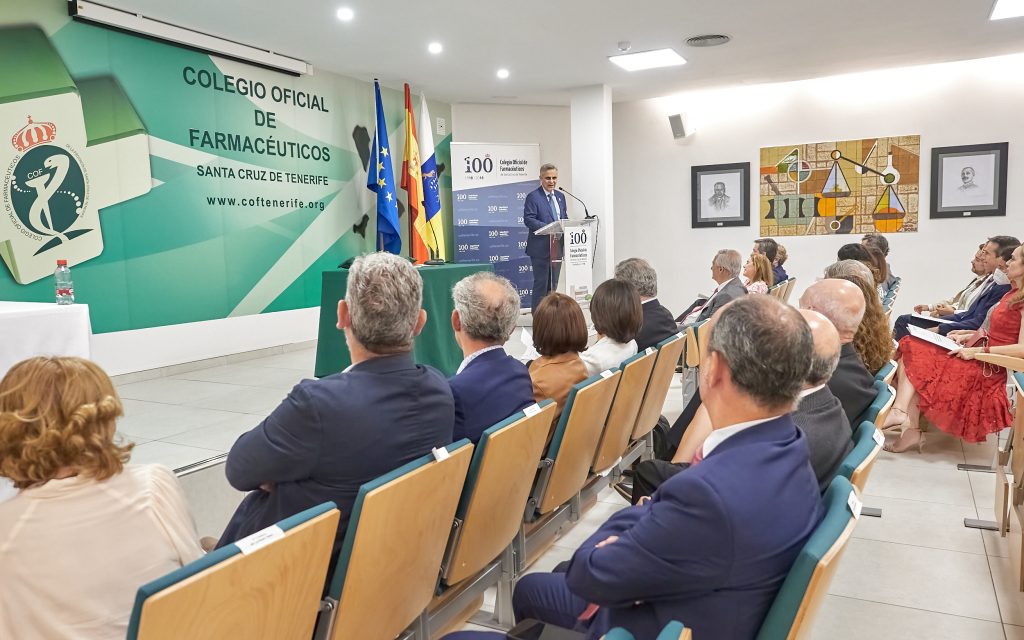 Foto de familia de la nueva Junta del Colegio Oficial de Farmacia de Santa Cruz de Tenerife